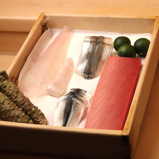 豊洲で厳選した旬の鮮魚と『稲良』の天然本マグロを堪能できる