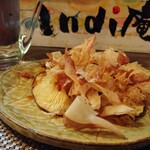 インディ庵 - お湯割り＆原木椎茸焼き。