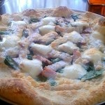 GROVE CAFE - スモークベーコンとほうれん草のピザ