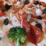 アラスカ - アラスカ特製ミックスピザ　\2000　オニオンがきいています。野菜がそのまんまな感じ（笑）
