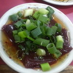 豚足のかどや - 生センのタレと一緒に