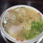 ラーメン げんこつ家 - ラーメンに胡椒と胡麻をかけた状態です。