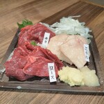 博多串焼 馬肉料理 一九 - 馬刺し三種盛り380円(二人前)