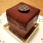 Shatoreze - 【ガトーショコラ￥280(税込)】
                      ミルクチョコレートベースで甘め
                      チョコクリームも入ったチョコ尽くしなケーキ