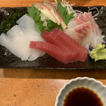 おぎ野 - 刺し身盛り合わせ。マグロ、イカ、タイ