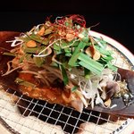 花炎 - スタミナホルモンの朴葉焼き