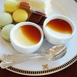 インペリアルラウンジ アクア - １段目、マカロンとショートケーキ、チョコレート、プリンのプレートです。