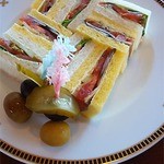 インペリアルラウンジ アクア - ３段目、スモークサーモンのサンドイッチのプレートです。