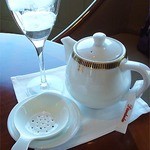 インペリアルラウンジ アクア - ホテルらしく、シンプルなデザインのポットです。