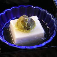 吉翠亭 - 温豆腐の餡かけに芥子茄子が載っています