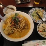 タイ王国料理 クンメー1 - ランチメニュー「チェンマイのチキンカレーラーメン」（840円）