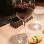 Akari - 赤ワインと白ワイン（白いは日本酒）