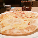 Akari - 4種チーズのピザ 
      はちみつは別（お好みで）