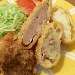 楽万コロッケ店 - 左から【大山鶏のお醤油と山椒の竜田揚げ】【肉巻き楽万メンチ】【和牛たっぷり特上コロッケ】【ずわい蟹のプレミアムクリームコロッケ】
            ツレと分け合い、一皿約700円のプレートに
            私にはちょっと高級です