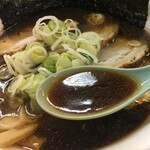 ラーメン　白晃 - 真っ黒な汁！！！
            
            勿論見たまんま塩っ辛いです。
            
            でも旨味がしっかり！！！ただ黒いのはこんなぢゃ無いからね。
            
            旨さと丸みがあるのよヽ(´o｀
            
            
            