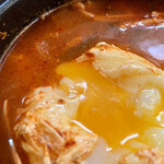焼肉・韓国料理 民俗村 - ぷっくら とした 卵を 割ると (♡ >ω< ♡)