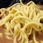 かわむら家 - 太めで縮れた麺はスープと良く絡みます。