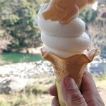 伊豆月ケ瀬 リバーサイドスタンド - 猪最中ソフトクリーム(芋餡) 背景は月ヶ瀬