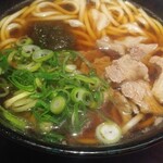 博多うまかもん びんちょうや - 〆に「牛こうね出汁肉うどん　＠４５０円」１杯をシェア。