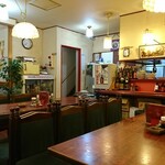 太平楽 - ゆったりとテーブル席があります。昼時は相席前提？？