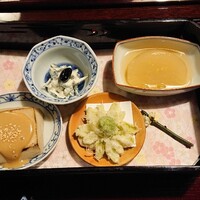 うかい鳥山 - 丸大根 焼胡麻豆腐　みずこぶ白和え　蕗の薹