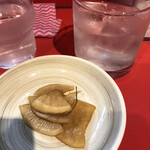 天国ラーメン - 漬け物と炒飯でで黒霧ロック３杯♪