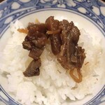 神戸牛 ステーキ割烹 雪月花 炭火焼 - 佃煮を御飯にのせる