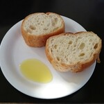 レストランアマル - バケットとオリーブオイル