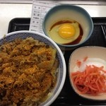Yoshinoya - 牛丼には七味を振りかけ、半熟卵に紅ショウガを投入