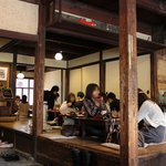 寛げる座敷席・・・お客さんで賑わってます！