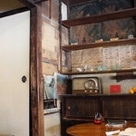 町家喫茶 三宅商店 - ちゃぶ台にポスター、古い時刻表、ラヂオ・・・全てのものから目が離せない（^_^）