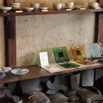 町家喫茶 三宅商店 - 装飾を兼ねた、雑貨の物販も気になる・・・。