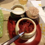 麺屋 優創 - 卓上調味料の辛味噌とニンニク