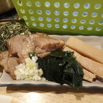 麺屋 優創 - 海苔、チャーシュー、刻み葱、ワカメ、メンマ、青海苔