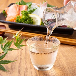 季節の香りとソムリエ厳選の日本酒をお愉しみください。