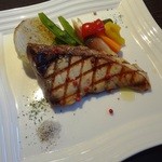 デイリー - 4月7日　Cランチ　鰤のグリルと新玉葱ロースト　彩りピクルス添え