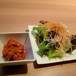 炭火焼肉 炙季 - キムチ、サラダ