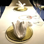 レストラン ローブ - 食事が終わりデザートになる前にクロスとナプキンが新しくなります