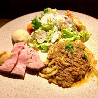 ビストロ ハマイフ - この日のワンプレート：エゾジカのタリオリーニ＋豚肉のロースト。お肉はマスタードクリームソースでいただきます。