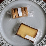 カビ ニカイ - レモンと蜂蜜のケーキ、ヘーゼルナッツとホワイトチョコレートのクッキー