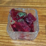 串焼き 巴 - 季節の野菜シリーズ　ビーツのマリネ（見た目、マグロかと思った・・）