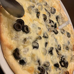 イタリアン居酒屋 イタリアージャ - シラスと黒オリーブのピザ
            