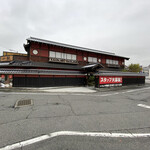 居酒屋風ファミリーレストランいっちょう - 外観と入り口。駐車場はフタバ図書と一緒。