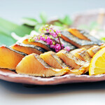 ``Japanese Spanish mackerel straw grill'' is a popular Spanish mackerel grilled to a golden brown and aroma.