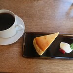 カフェ オブスキュラ - ウインターブレンドコーヒーとチーズケーキ