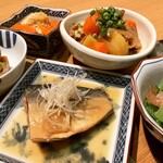 カザミドリ おばんざい - 大皿料理をそれぞれ頼むとこんな感じ♪