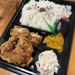 大阪らーめん　喜らく - 大きめの唐揚げ4個とスパゲッティサラダとたくわん
            白ごはんも結構入ってます