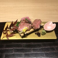 個室和食 肉割烹 吟次郎 品川駅前店 - 和牛ロース炙り刺身。
                    美味し。