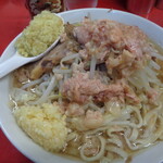 ラーメン二郎 - デフォで野菜はひとつまみ程度