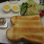 どるず珈琲店 - トースト・ゆで卵・サラダ